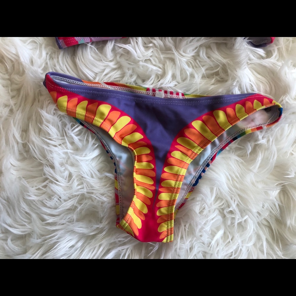 Small bikini. - Picture 2 of 4